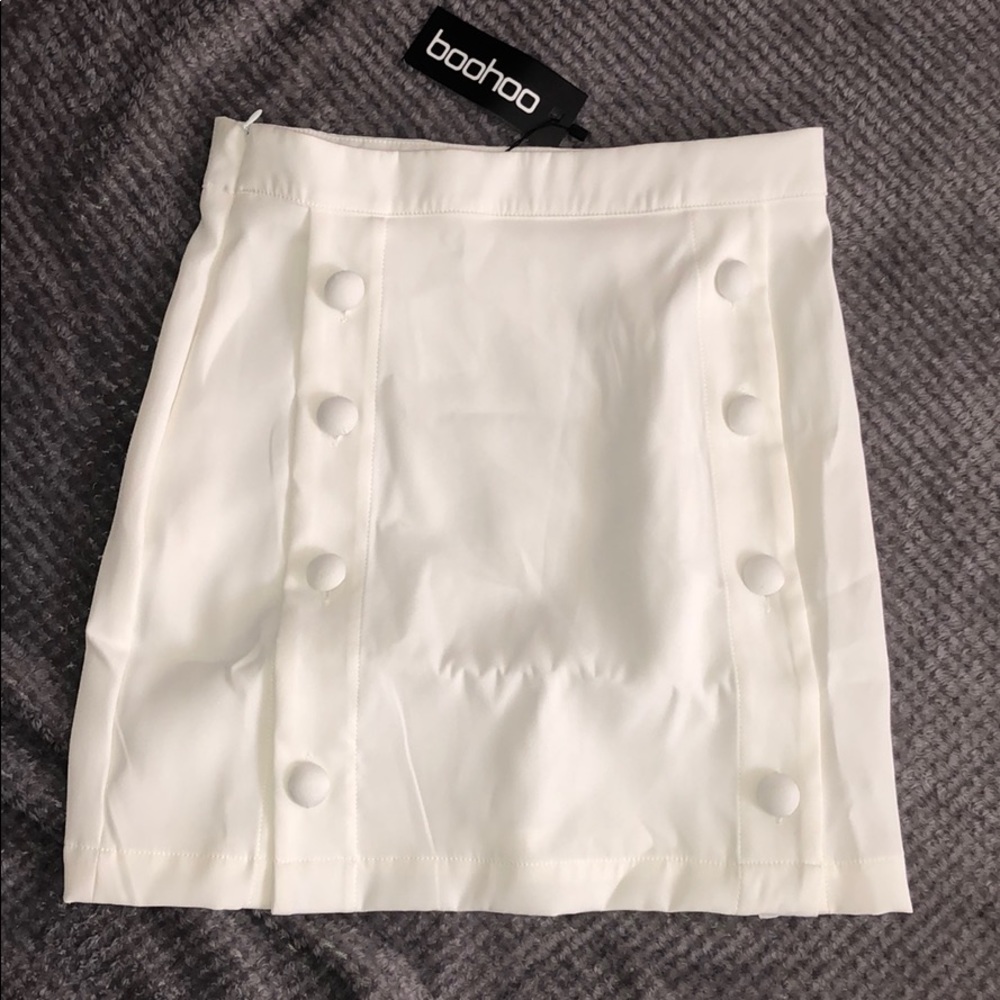 Never worn/NEW/ US size 4 white button skirt